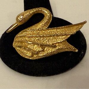 VINTAGE DFA SIGNED BROOCH GOLD TONE SWAN RHINESTONE EYE